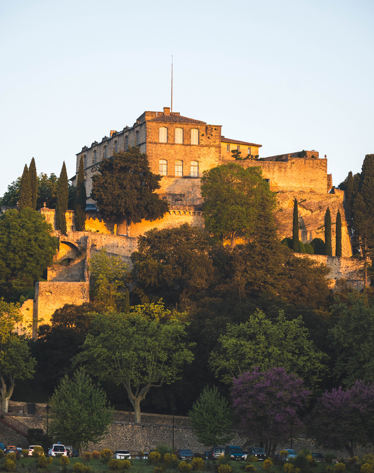 Photo du château d'Ansouis au levé du soleil