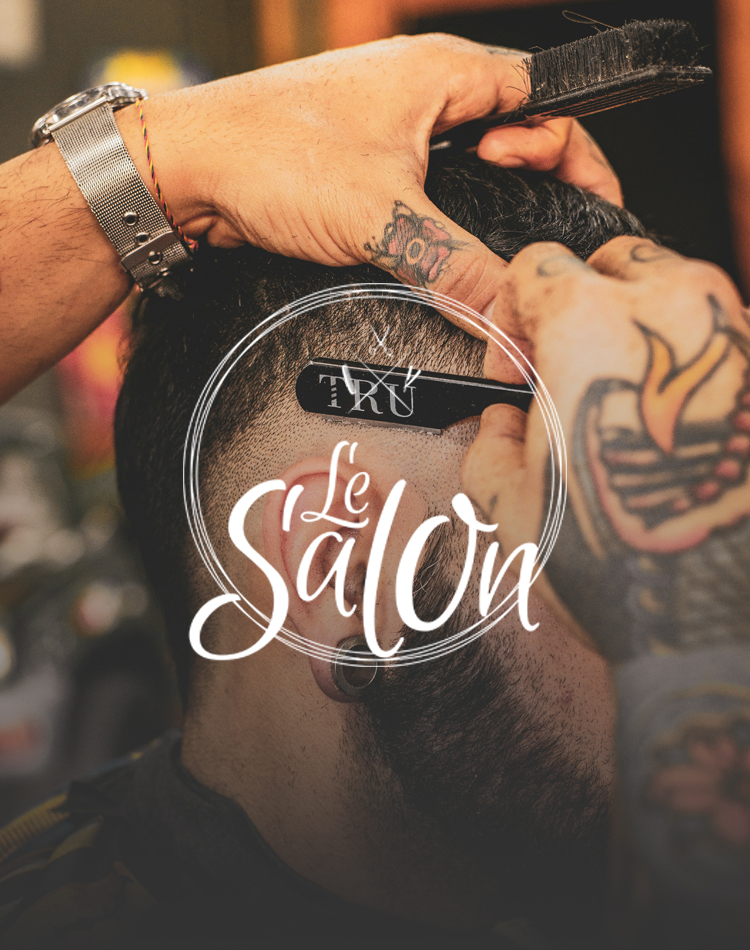 Personne qui se fait couper la barbe