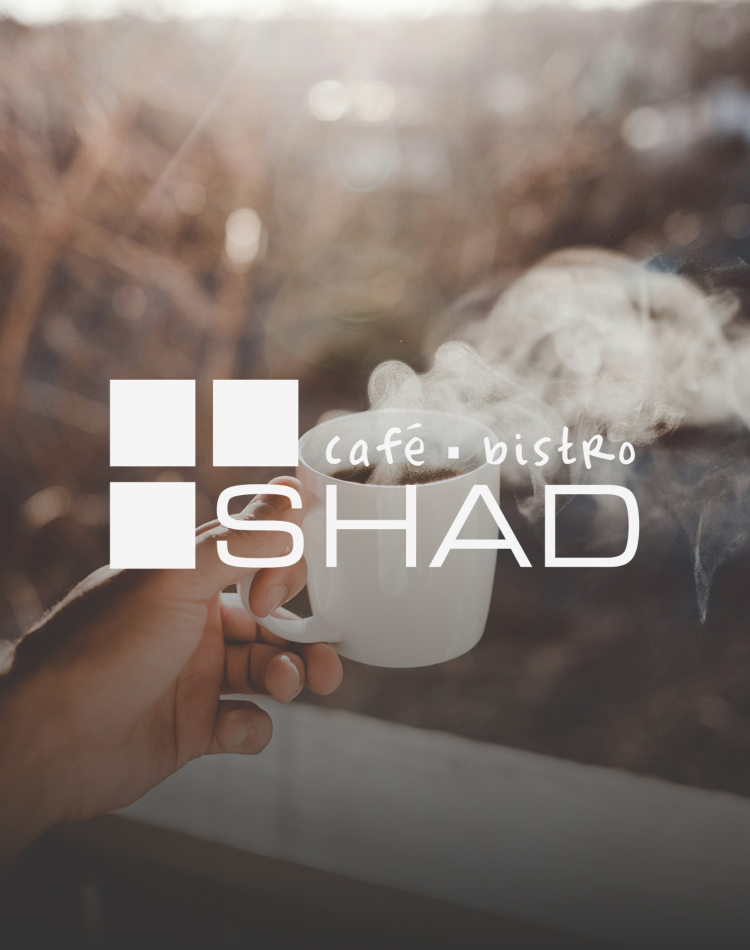 Personne qui tient un café chaud