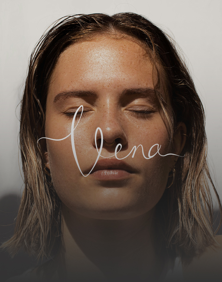 Portrait d'une jeune femme qui se sent bien